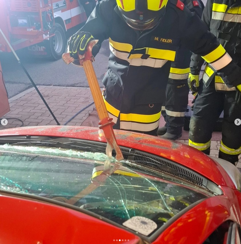 Einsatz Fahrzeugbergung - Absicherung bei Nacht