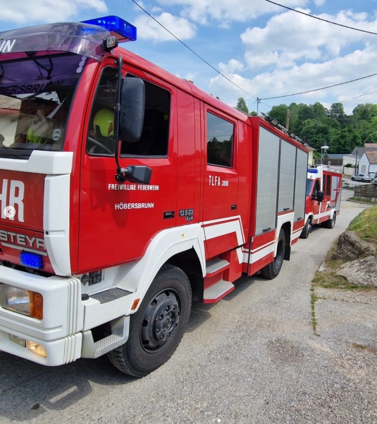 Einsatz Fahrzeugbergung - Einsatzkräfte bei der Bergung